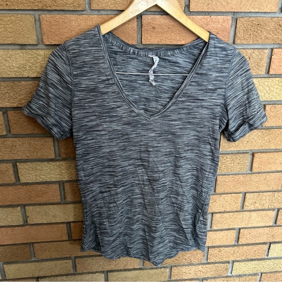 Lululemon Short Sleeve V-Neck Short Sleeve Tee Heathered Gray Black Size 2 - Picture 1 of 5